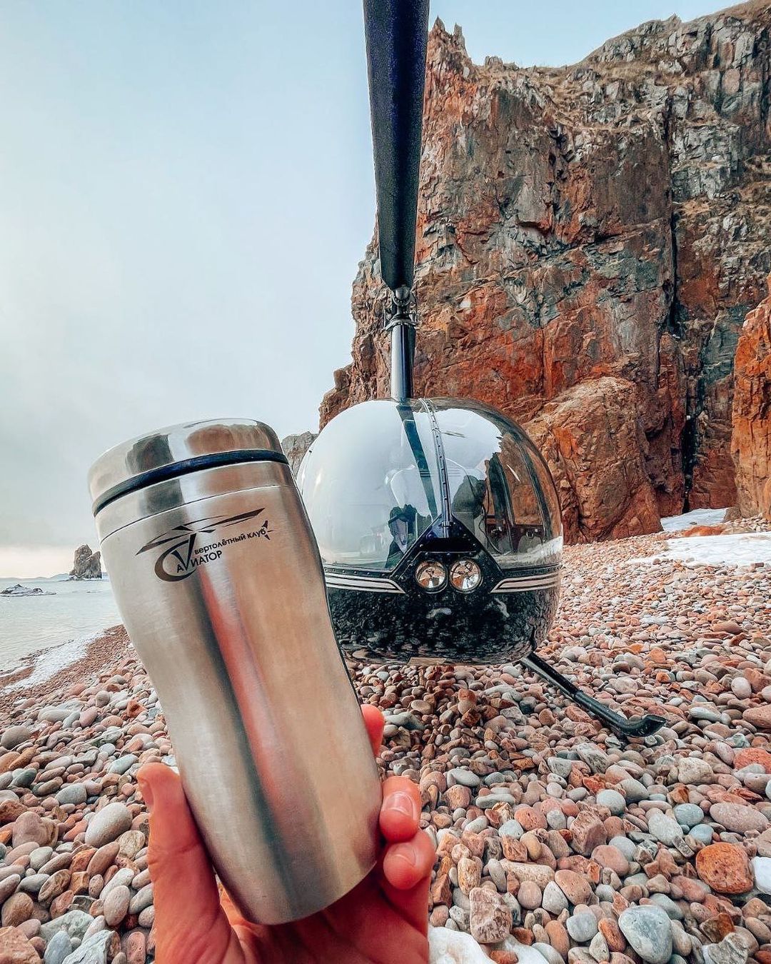 термос на фоне вертолета